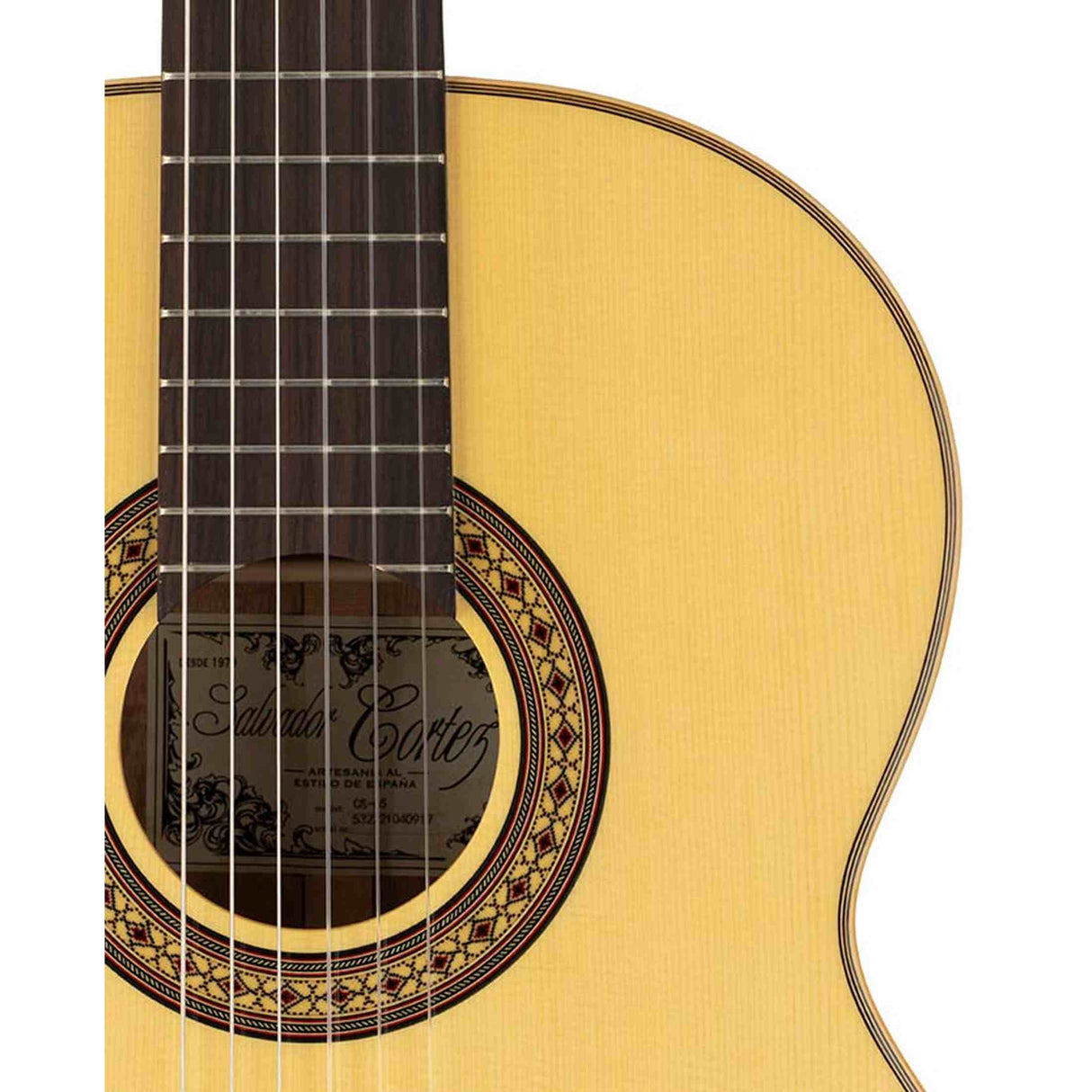 Salvador Cortez CS-65 – Klassieke gitaar met massief spruce bovenblad en gevlamd esdoorn zij- en achterkant