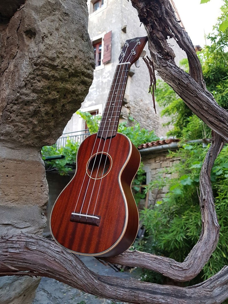 Flight MUS-2 Solid Mahogany Soprano Ukulele met Solid Mahogany Body, Gotoh Friction Tuners en Aquila Super Nylgut Snaren