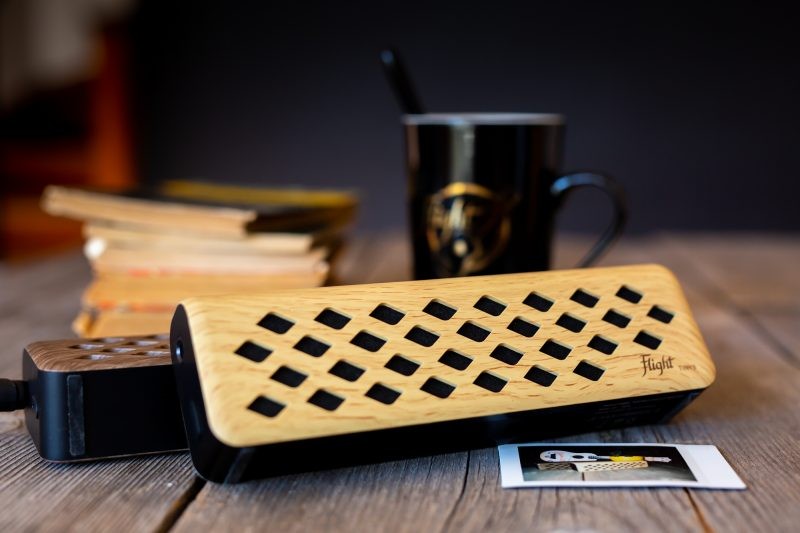 Flight Tiny6 Walnut Bluetooth Ukulele Versterker 2x3W met Oplaadbare Batterij en Walnut Afwerking