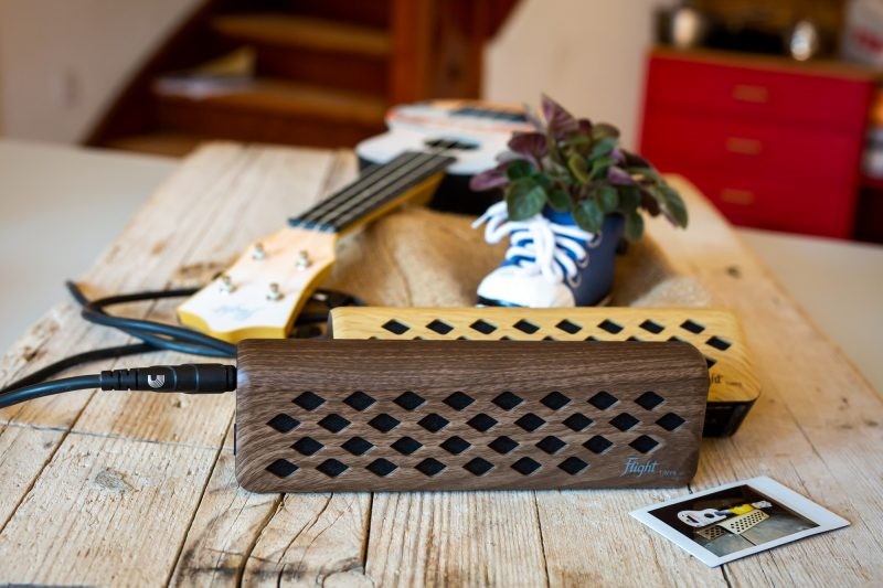 Flight Tiny6 Walnut Bluetooth Ukulele Versterker 2x3W met Oplaadbare Batterij en Walnut Afwerking