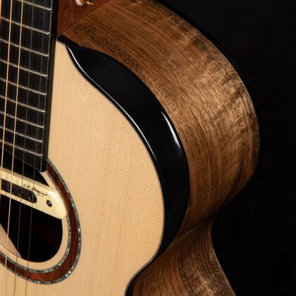 Cort Cut Craft Limited – Massief Myrtlewood, Europese Spar, Multiscale & L.R. Baggs M80