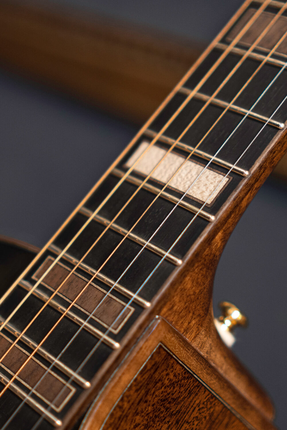 Cort Modern Black Masterpiece – Massieve Europese Spar, Mahonie & Dual Sound Ports