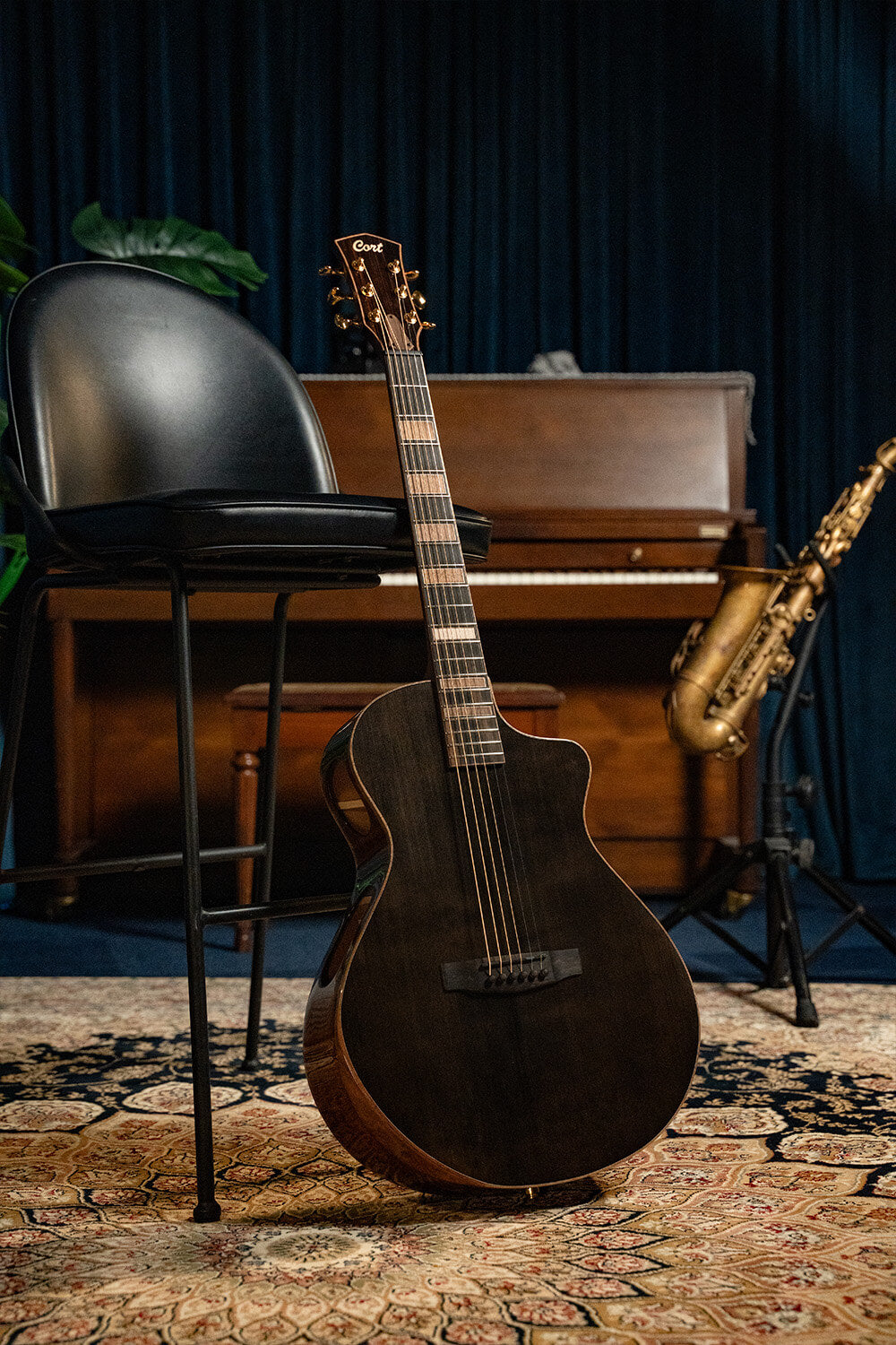 Cort Modern Black Masterpiece – Massieve Europese Spar, Mahonie & Dual Sound Ports