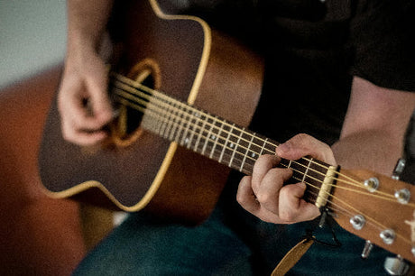 Hoe Kies Je Je Eerste Gitaar? (Akoestisch vs. Elektrisch)