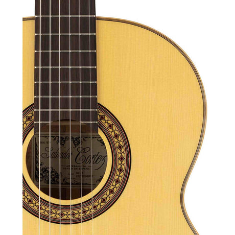 Salvador Cortez CS-65 – Klassieke gitaar met massief spruce bovenblad en gevlamd esdoorn zij- en achterkant