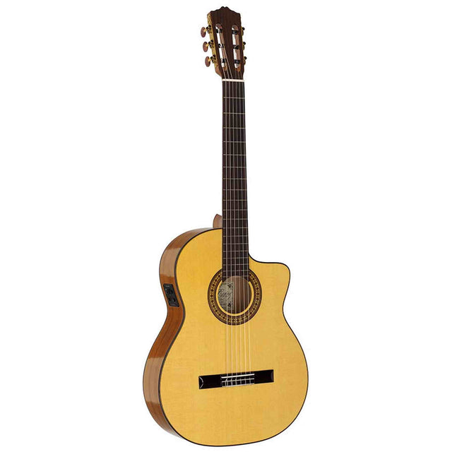 Salvador Cortez CF-55CE – Flamenco gitaar met massief spruce bovenblad, sycamore body, cutaway en Fishman elektronica