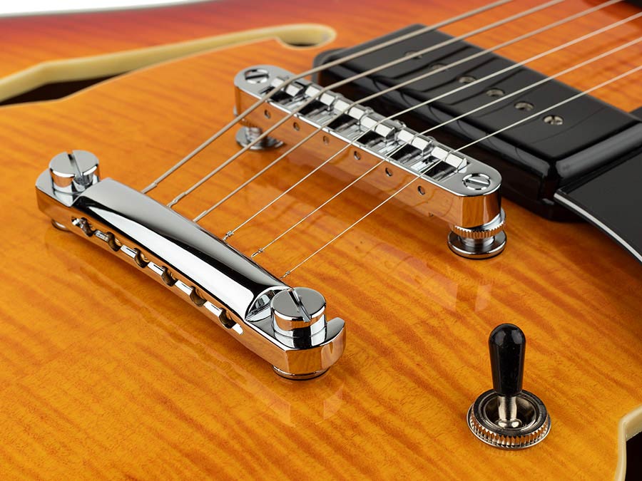 Sire Guitars H7V/CS Elektrische archtop gitaar met P90s cherry sunburst