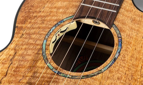 Flight Maia Baritone EQ-A Elektrisch-Akoestische Baritone Ukulele met Solid Mango Top, Rosewood Body en Stalen Snaren