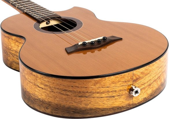 Flight Lily Baritone EQ-A Elektrisch-Akoestische Baritone Ukulele met Solid Cedar Top, Mango Body en Stalen Snaren