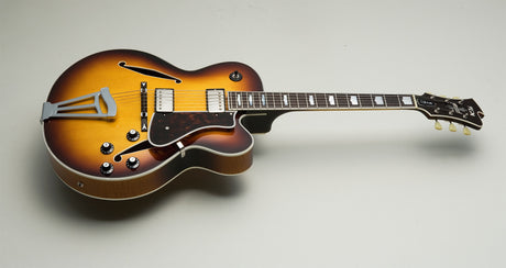 FGN Masterfield Full Acoustic Jazz elektrische gitaar Jazz Burst, Alnico 3 humbuckers, met koffer