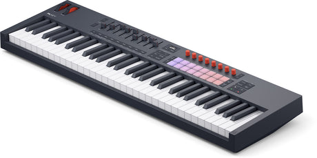 Novation FLkey2 61 master keyboard met 61 toetsen, 16 pads en 9 faders