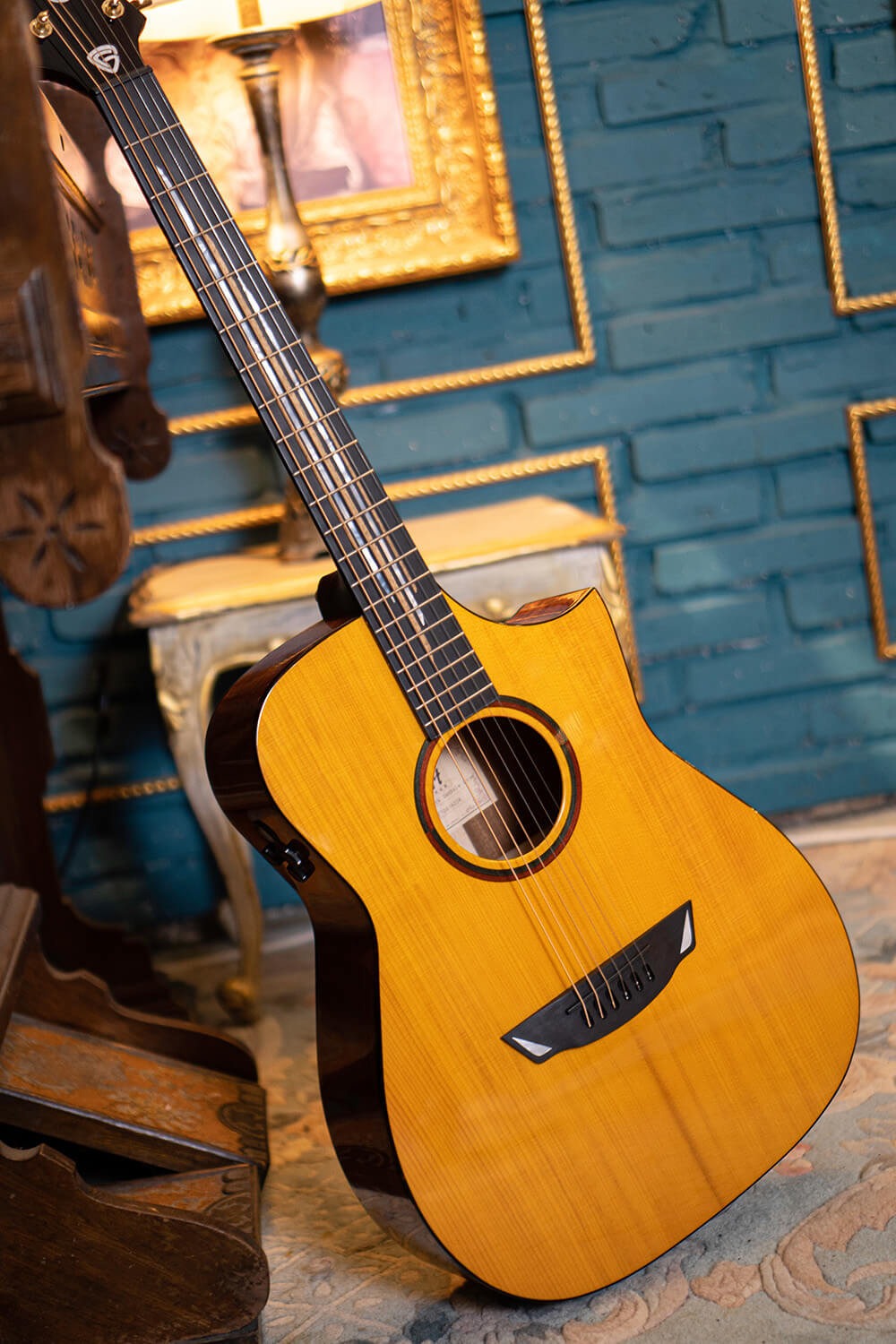 Cort Luxe II Frank Gambale Signature – Massieve Adirondack Top, Flamed Blackwood & Fishman Flex Blend