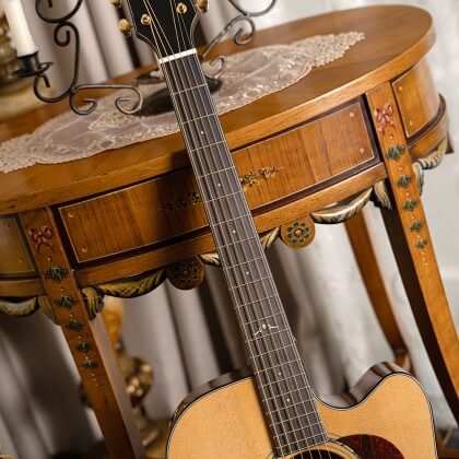 Cort Gold-DC6 – Massief Mahonie, Torrefied Sitka & Fishman Flex Blend